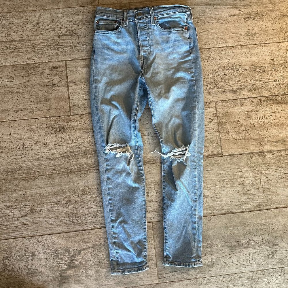 Levi Wedgie Skinny Light Wash Jean